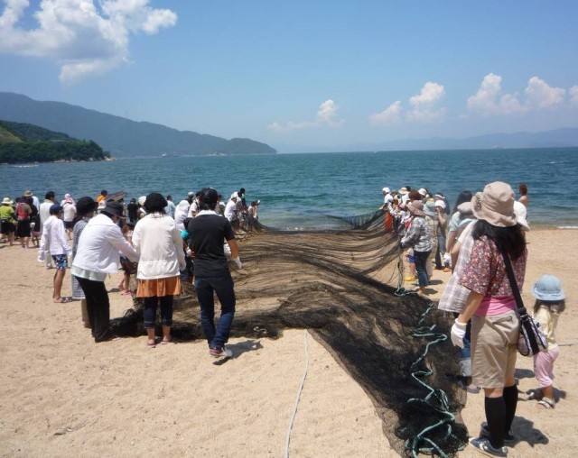 地引網と獲れた魚の海鮮バーベキュー体験