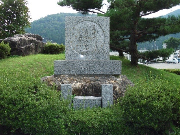 松尾芭蕉句碑「義仲の　寝覚めの山か　月かなし」(今庄住民センター駐車場)