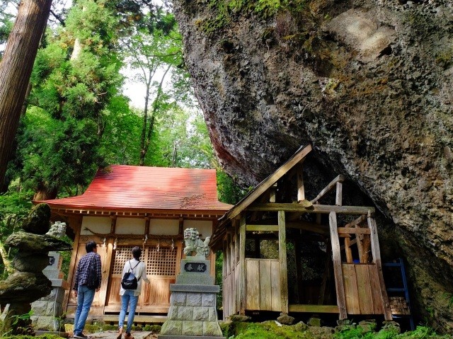 大矢谷白山神社(大矢谷の大岩)