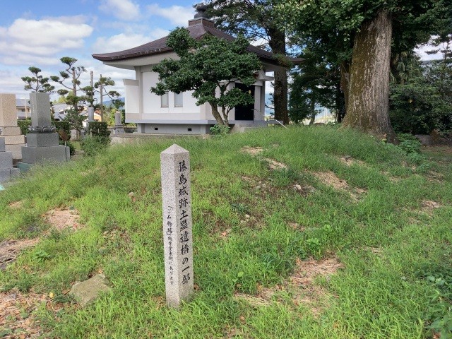 藤島城跡土塁遺構の一部