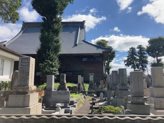 境内裏手に土塁遺構