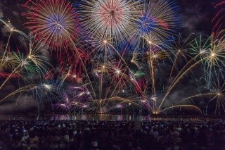 Lanterne flottantes et feu d'artifice