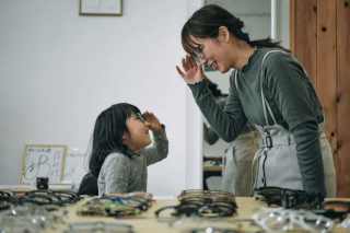 気分はめがね職人!お子さまのめがね作り体験