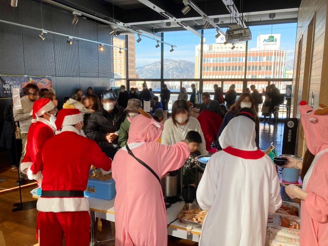 甲羅組のかに汁ふるまい かに汁400食を無料提供