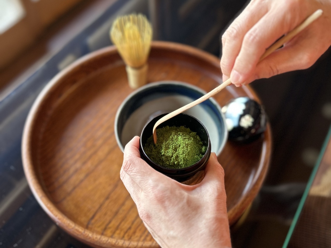 製作後は自分でお抹茶を点てます