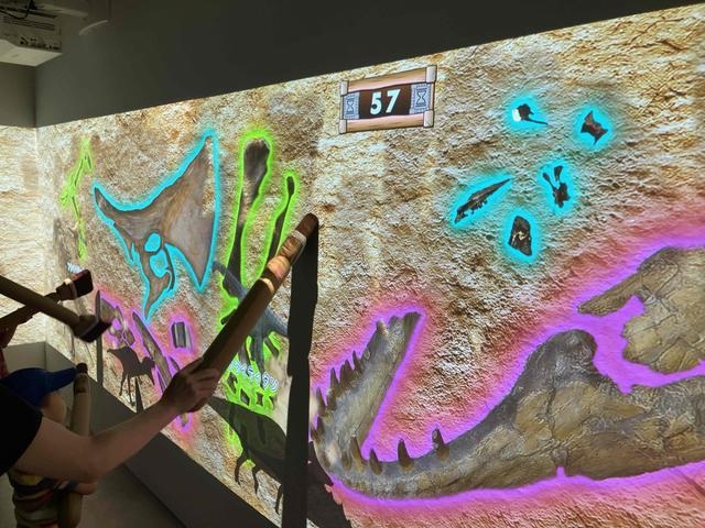 デジタル恐竜発掘体験