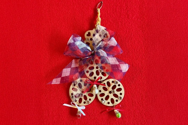 リボンと陶器の壁掛けXmasツリーづくり