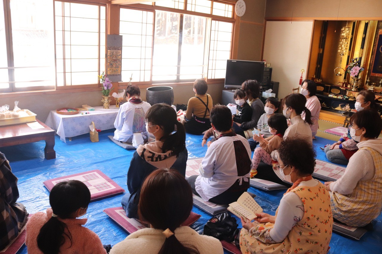 お団子は涅槃図にお供えしておつとめ（読経）を行います