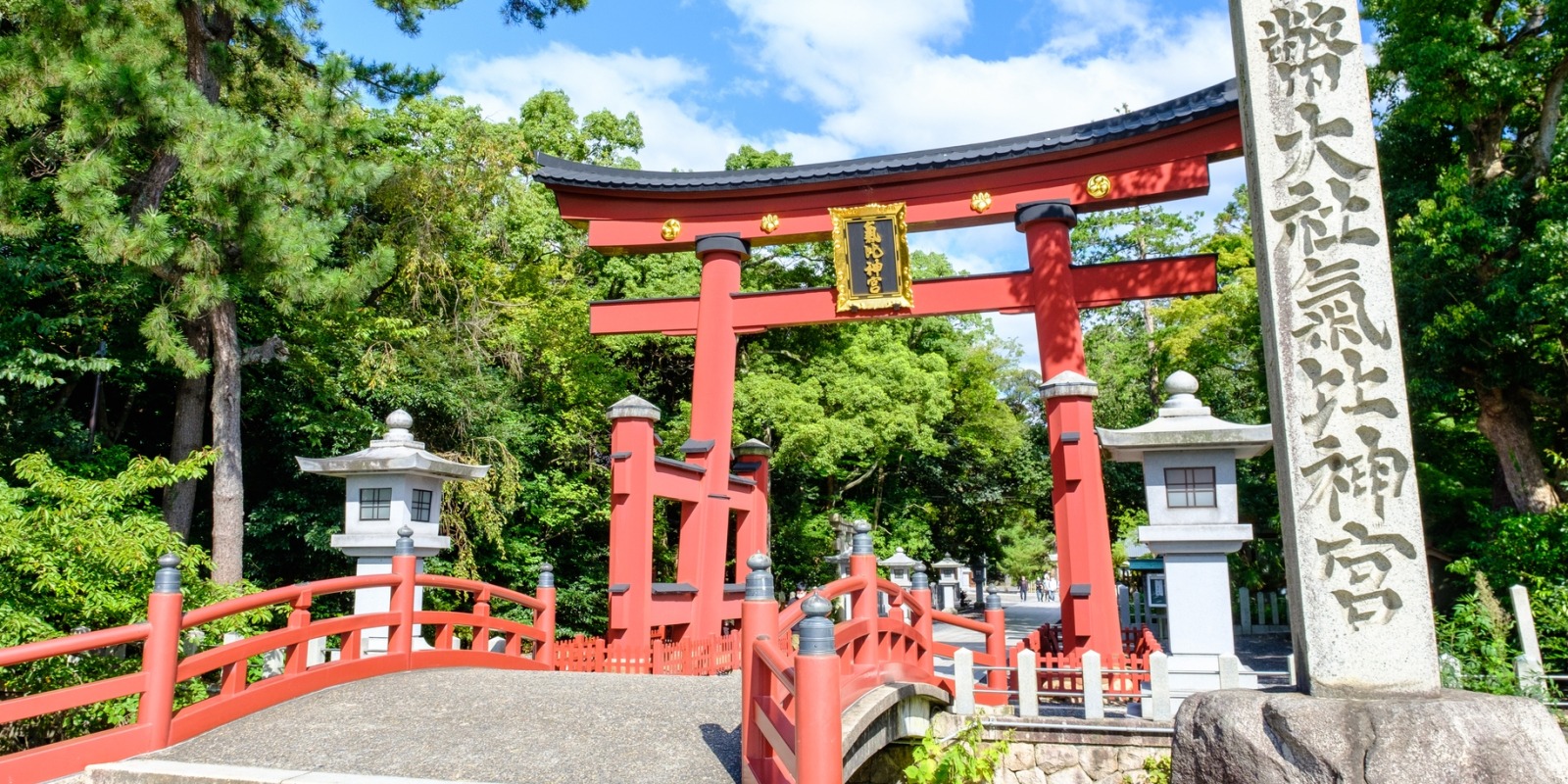 真っ赤な木造大鳥居が美しい「氣比神宮」